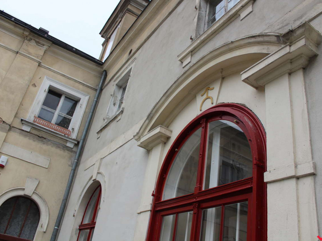 Potrzebne są miliony na remont pałacu. Na razie jest trochę dachu i sale historyczne