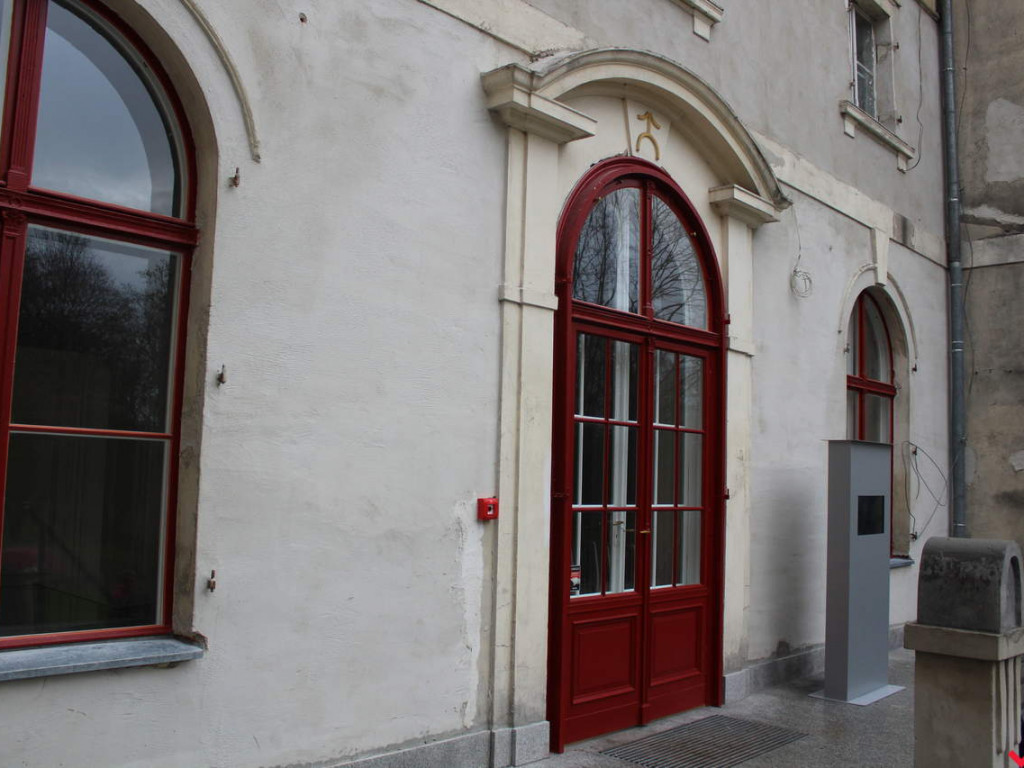 Potrzebne są miliony na remont pałacu. Na razie jest trochę dachu i sale historyczne