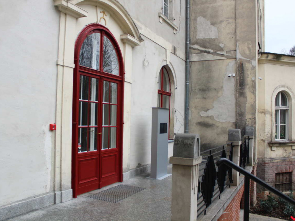 Potrzebne są miliony na remont pałacu. Na razie jest trochę dachu i sale historyczne