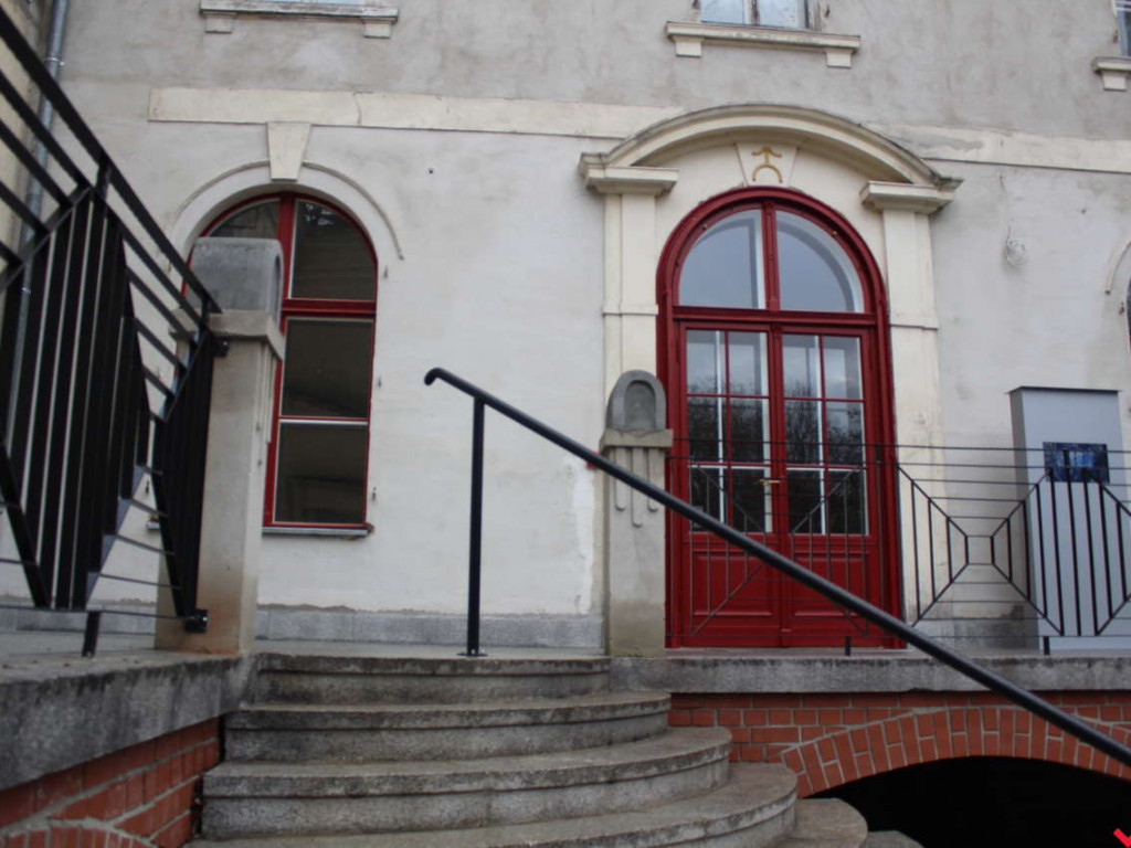 Potrzebne są miliony na remont pałacu. Na razie jest trochę dachu i sale historyczne
