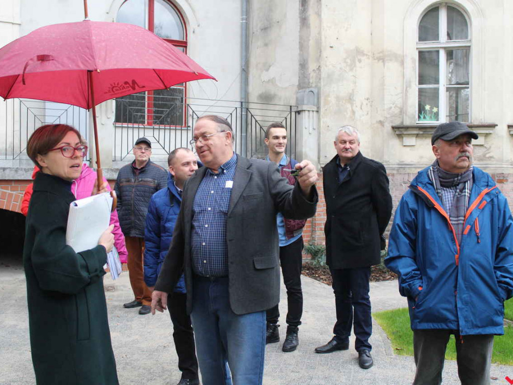 Potrzebne są miliony na remont pałacu. Na razie jest trochę dachu i sale historyczne