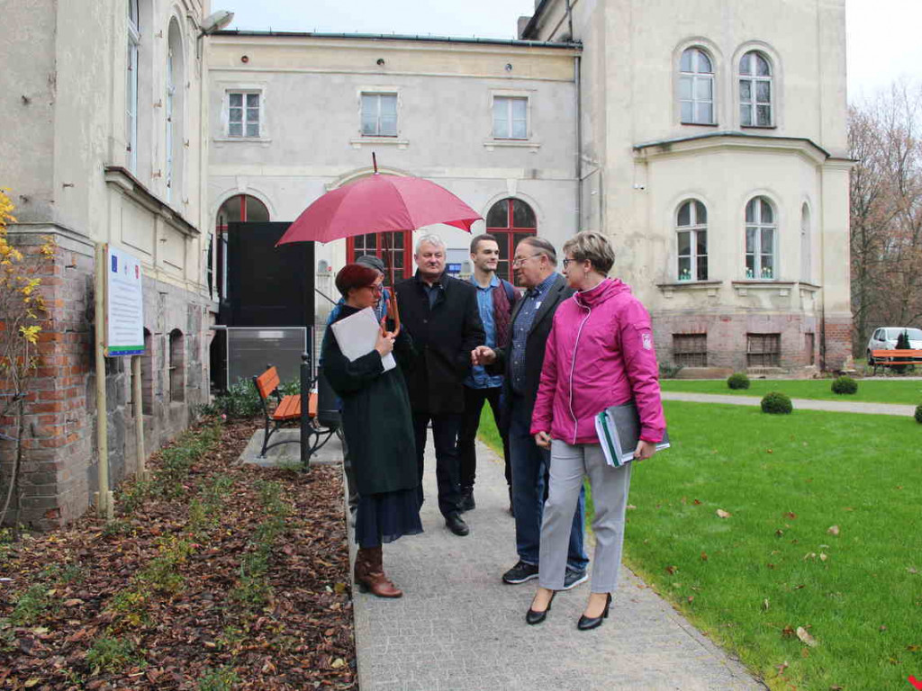 Potrzebne są miliony na remont pałacu. Na razie jest trochę dachu i sale historyczne