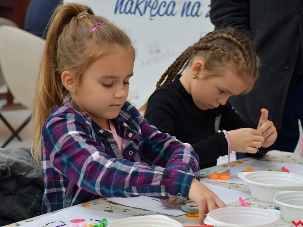 Miś – najlepszy przyjaciel z dzieciństwa. Dzień Pluszowego Misia w Karuzeli