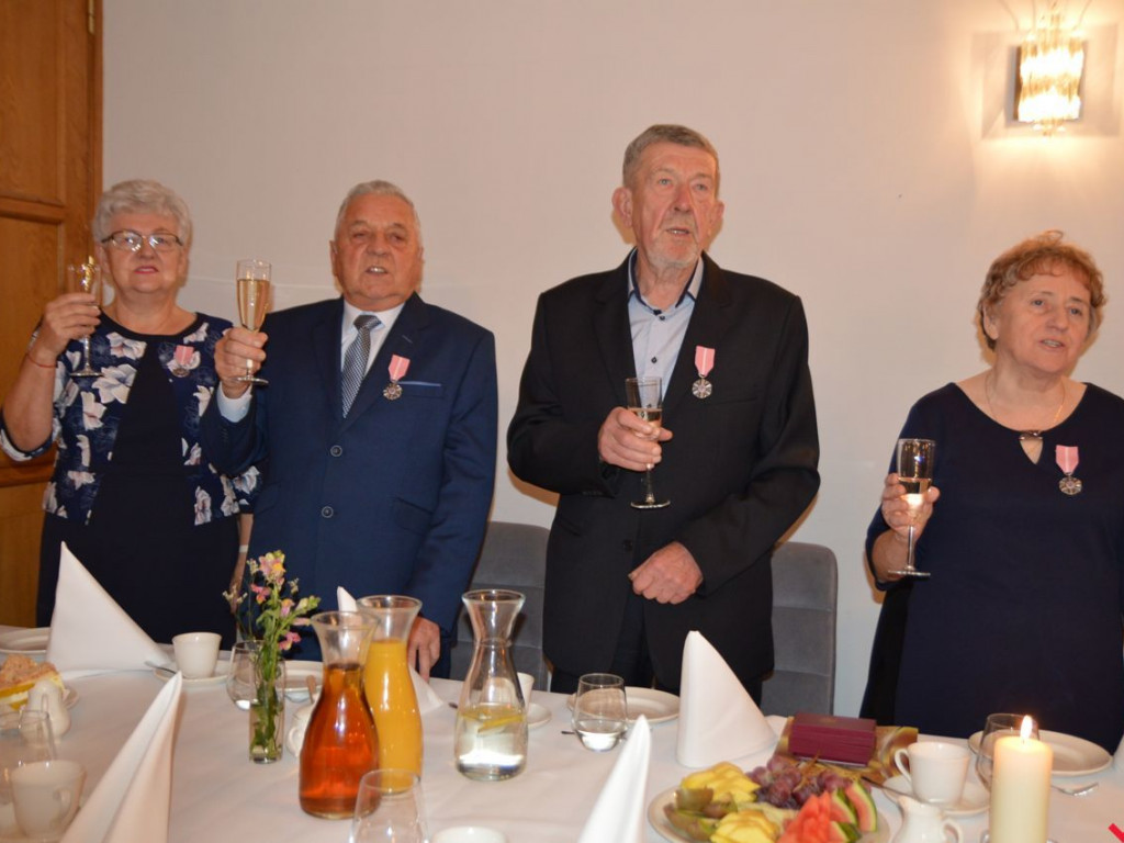 Szesnaście par małżeńskich świętowało złote gody