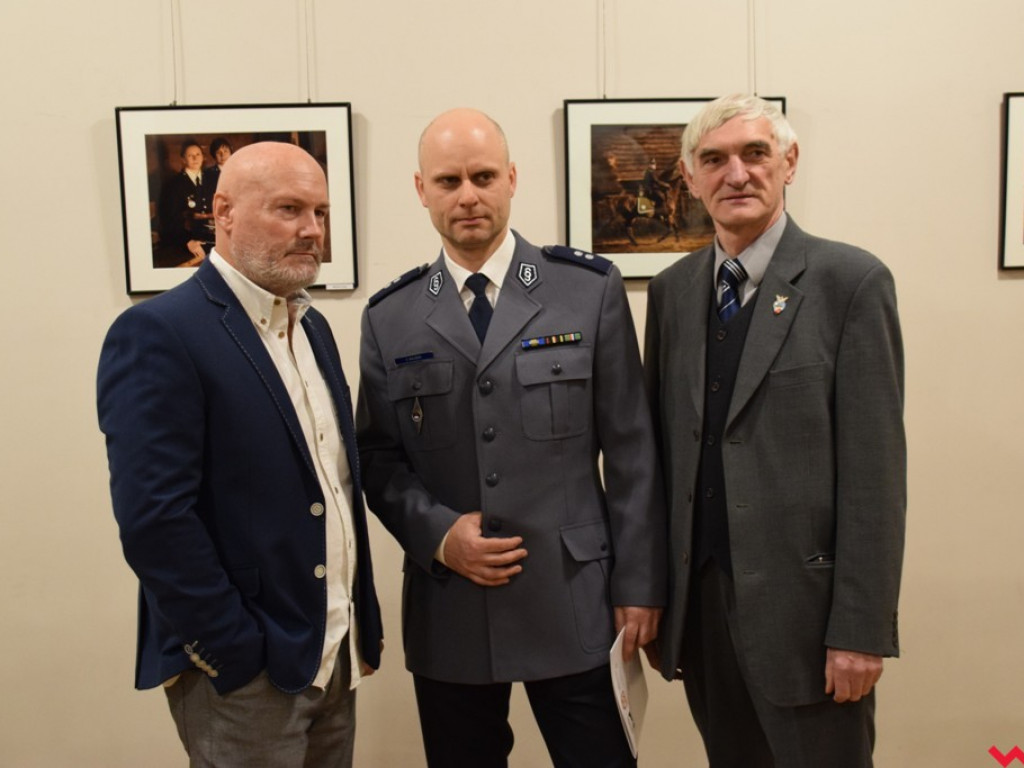 Codzienna służba pod gwiaździstym niebem. Migawki z pracy mundurowych na „Raporcie z fotografii”