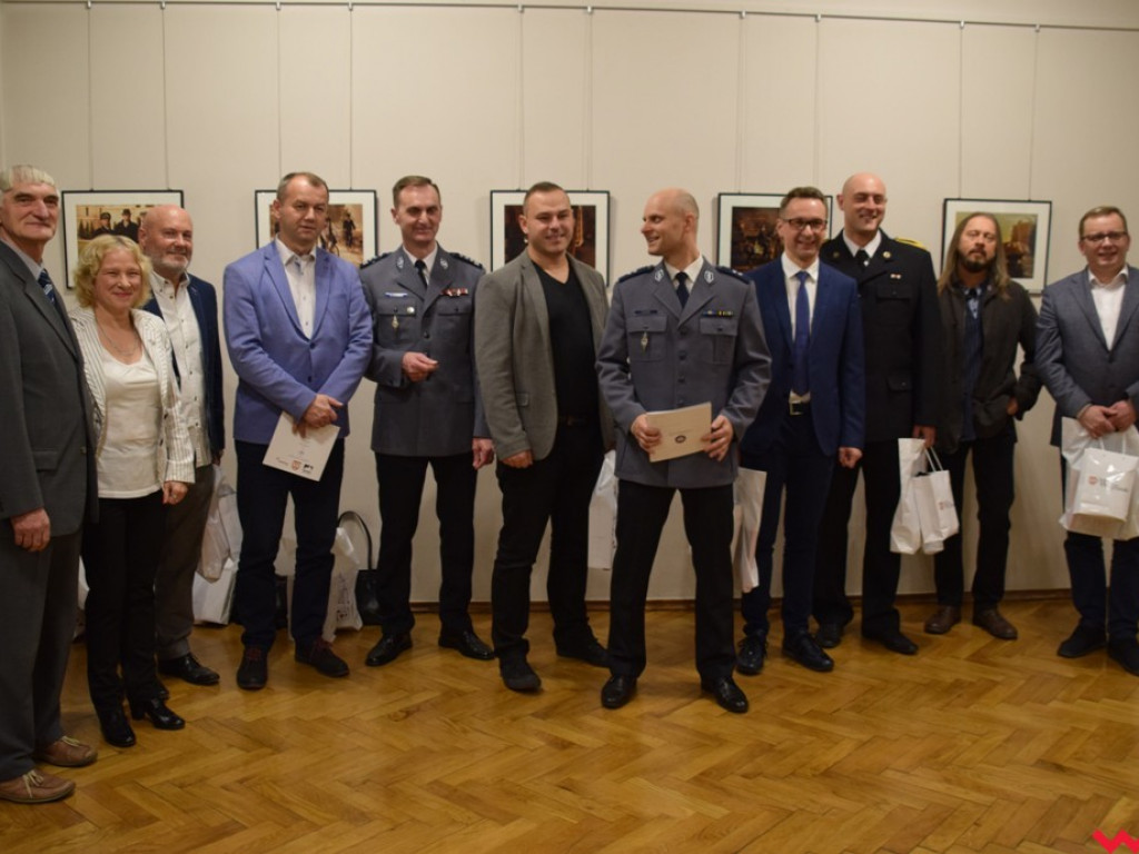 Codzienna służba pod gwiaździstym niebem. Migawki z pracy mundurowych na „Raporcie z fotografii”