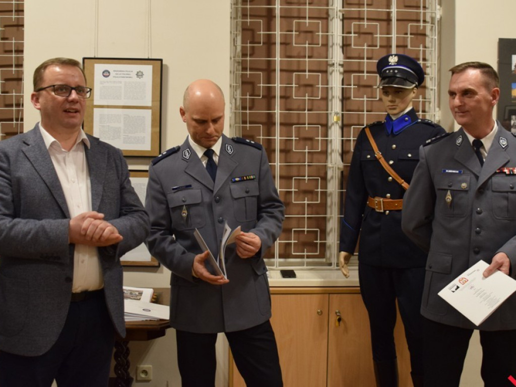 Codzienna służba pod gwiaździstym niebem. Migawki z pracy mundurowych na „Raporcie z fotografii”