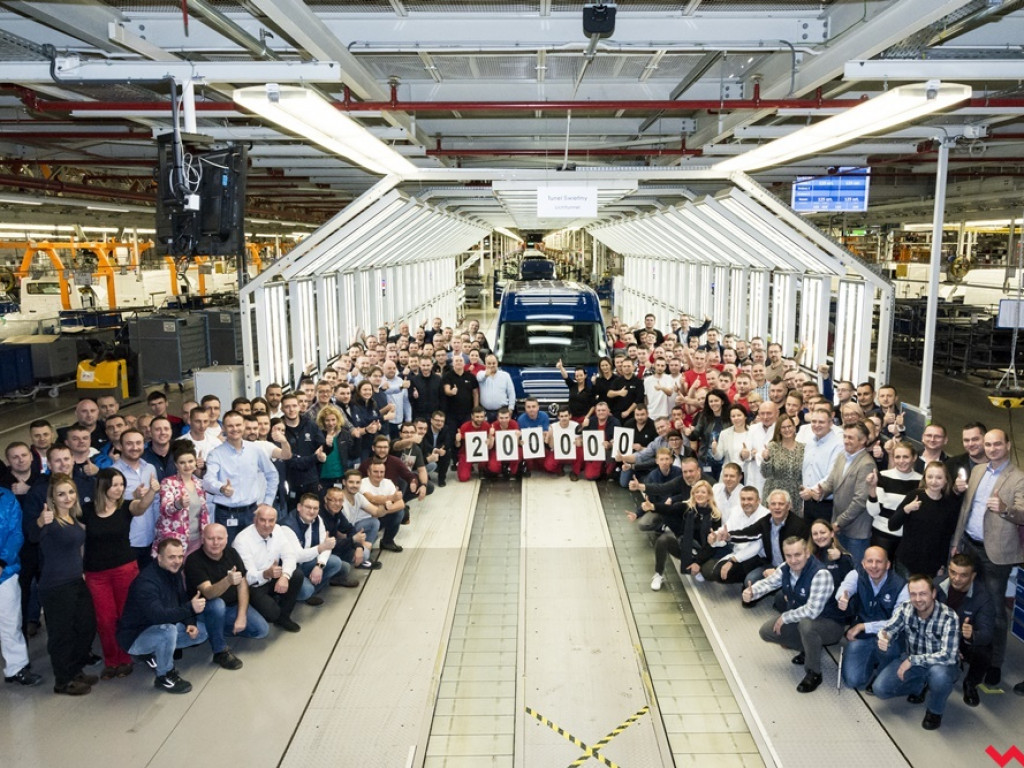 Auto numer 200 000 z wrzesińskiej fabryki to niebieski Volkswagen Crafter