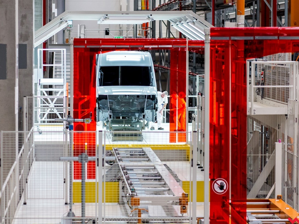 Auto numer 200 000 z wrzesińskiej fabryki to niebieski Volkswagen Crafter