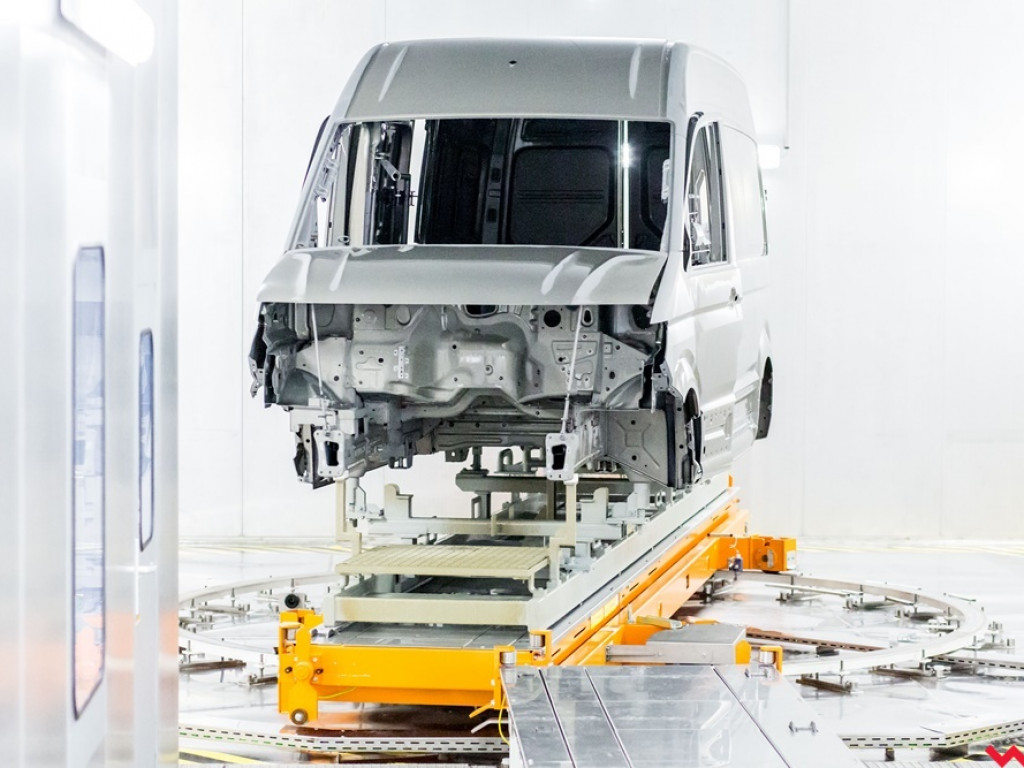 Auto numer 200 000 z wrzesińskiej fabryki to niebieski Volkswagen Crafter