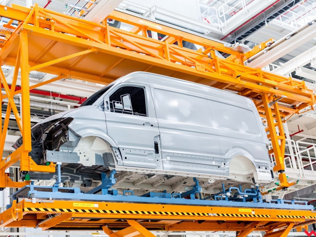 Auto numer 200 000 z wrzesińskiej fabryki to niebieski Volkswagen Crafter