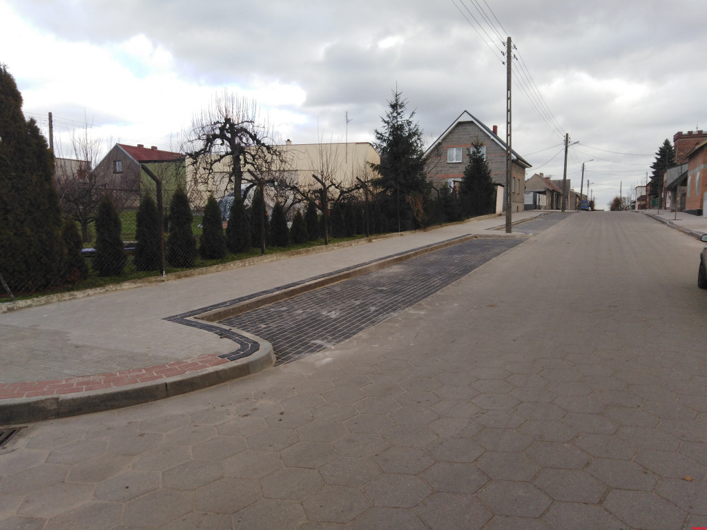 Nowy chodnik oraz zatoki do parkowania na ul. Farnej