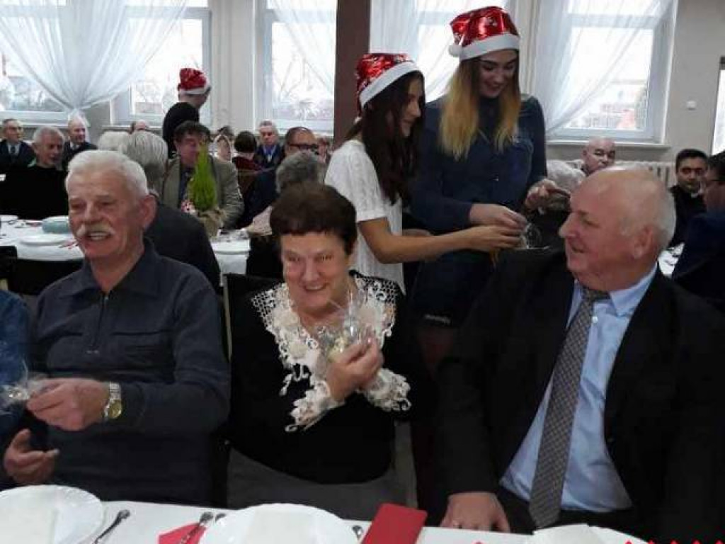 Świąteczne spotkanie seniorów i jasełka młodzieży z Grabowa Królewskiego
