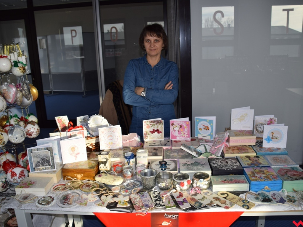 Rodzinna atmosfera na przedświątecznym bazarze w Collegium Artes