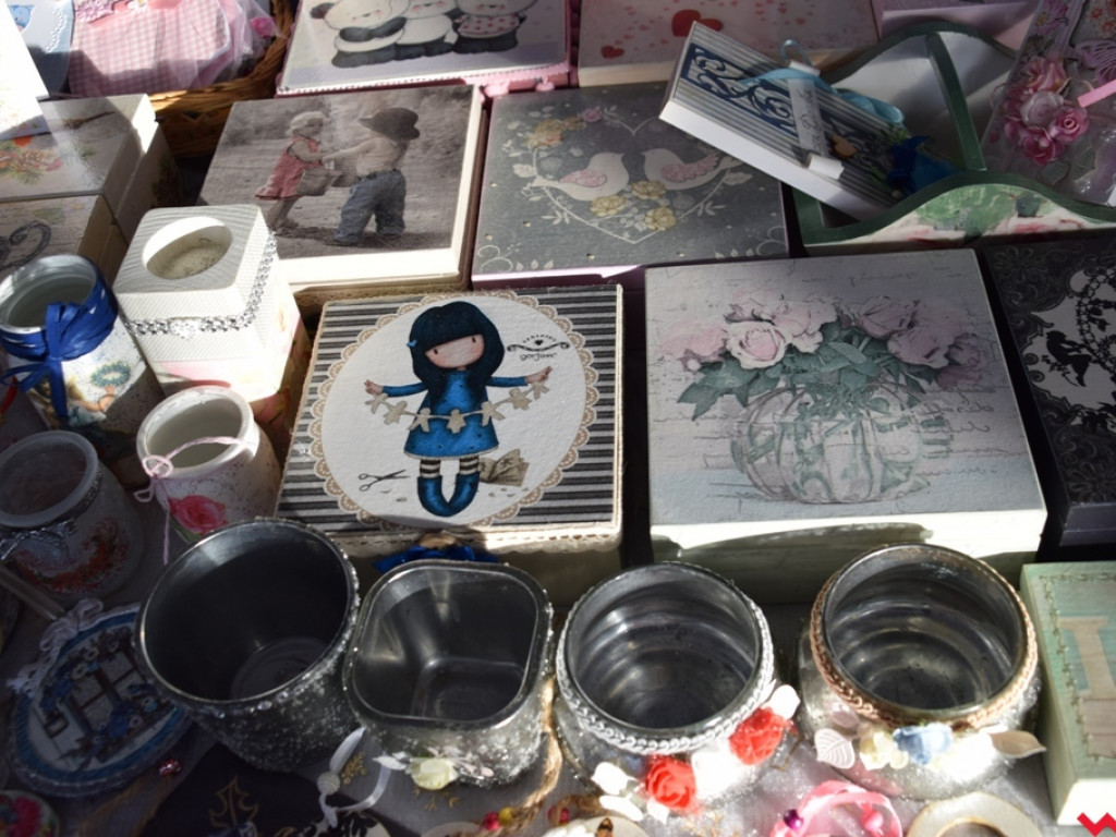 Rodzinna atmosfera na przedświątecznym bazarze w Collegium Artes