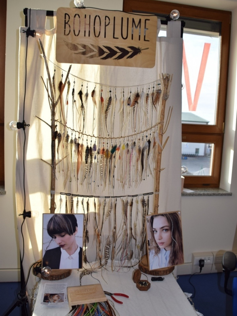 Rodzinna atmosfera na przedświątecznym bazarze w Collegium Artes