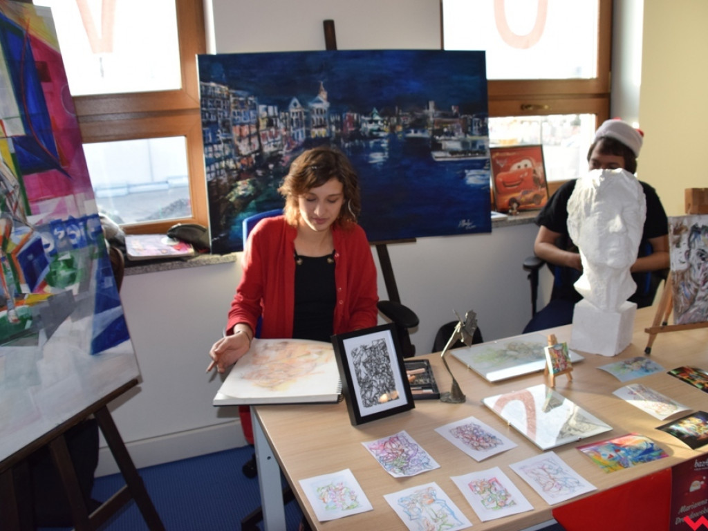 Rodzinna atmosfera na przedświątecznym bazarze w Collegium Artes