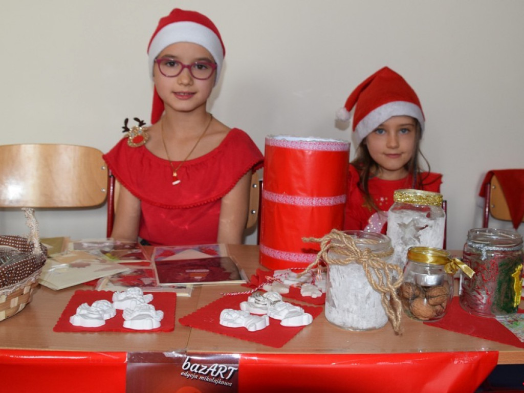 Rodzinna atmosfera na przedświątecznym bazarze w Collegium Artes