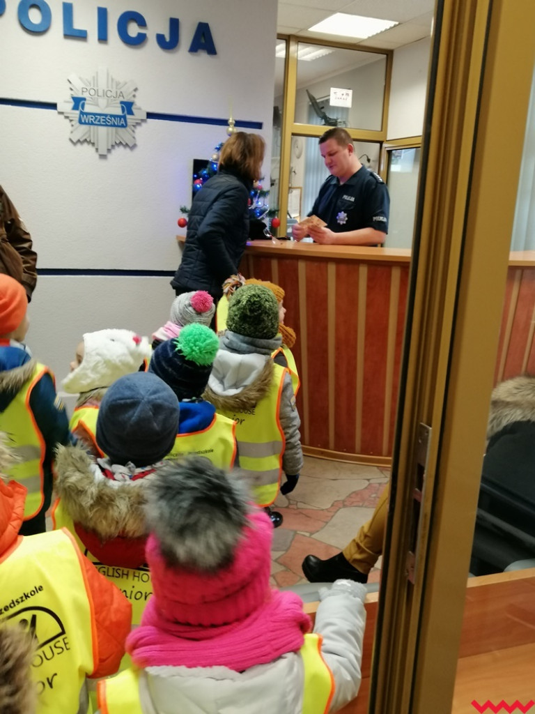 Kartki na święta? Koniecznie tradycyjne! Przedszkolaki rozdawały je wrześnianom