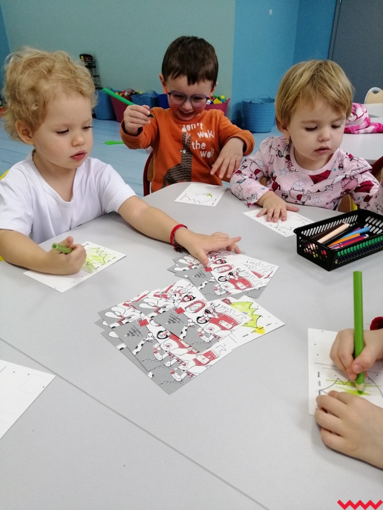 Kartki na święta? Koniecznie tradycyjne! Przedszkolaki rozdawały je wrześnianom