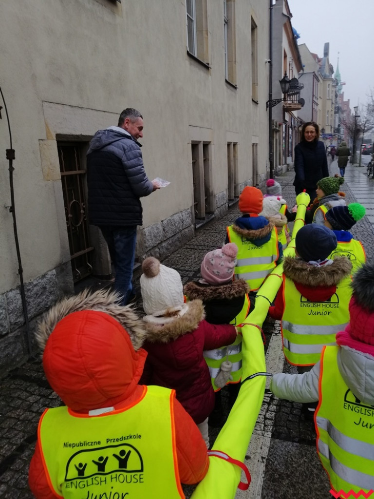 Kartki na święta? Koniecznie tradycyjne! Przedszkolaki rozdawały je wrześnianom