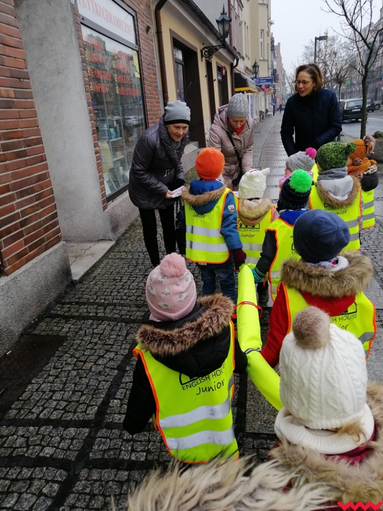 Kartki na święta? Koniecznie tradycyjne! Przedszkolaki rozdawały je wrześnianom