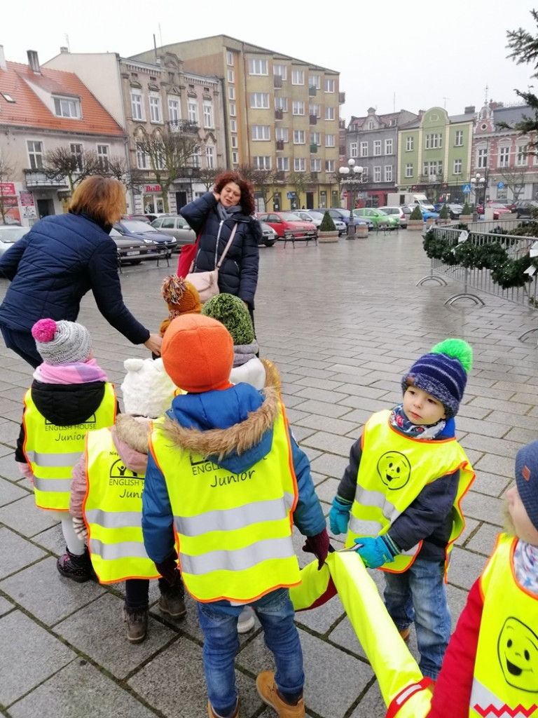 Kartki na święta? Koniecznie tradycyjne! Przedszkolaki rozdawały je wrześnianom