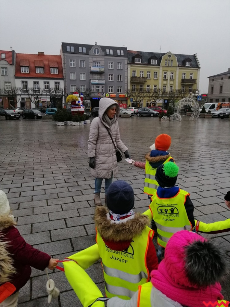 Kartki na święta? Koniecznie tradycyjne! Przedszkolaki rozdawały je wrześnianom