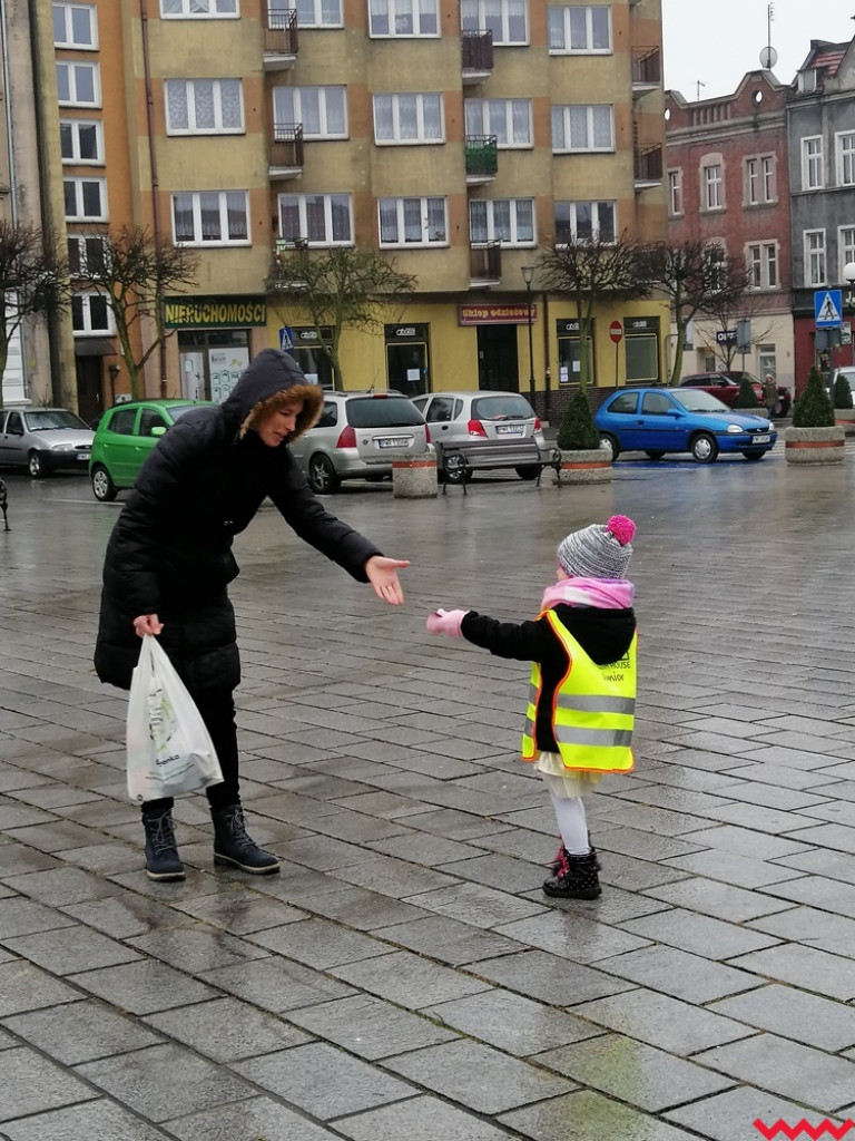 Kartki na święta? Koniecznie tradycyjne! Przedszkolaki rozdawały je wrześnianom