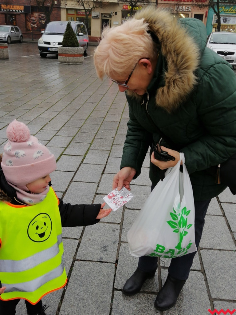 Kartki na święta? Koniecznie tradycyjne! Przedszkolaki rozdawały je wrześnianom