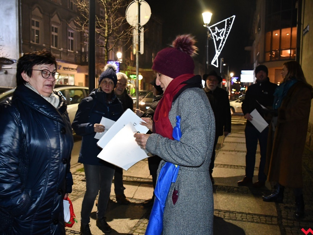 Tłum przed sądem we Wrześni. Obywatele protestowali w obronie sędziów