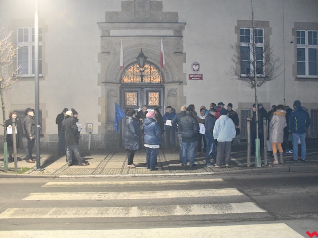 Tłum przed sądem we Wrześni. Obywatele protestowali w obronie sędziów