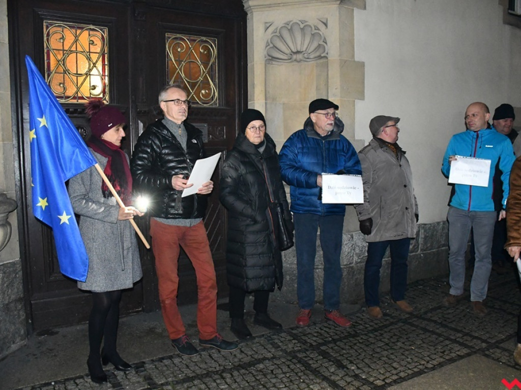 Tłum przed sądem we Wrześni. Obywatele protestowali w obronie sędziów
