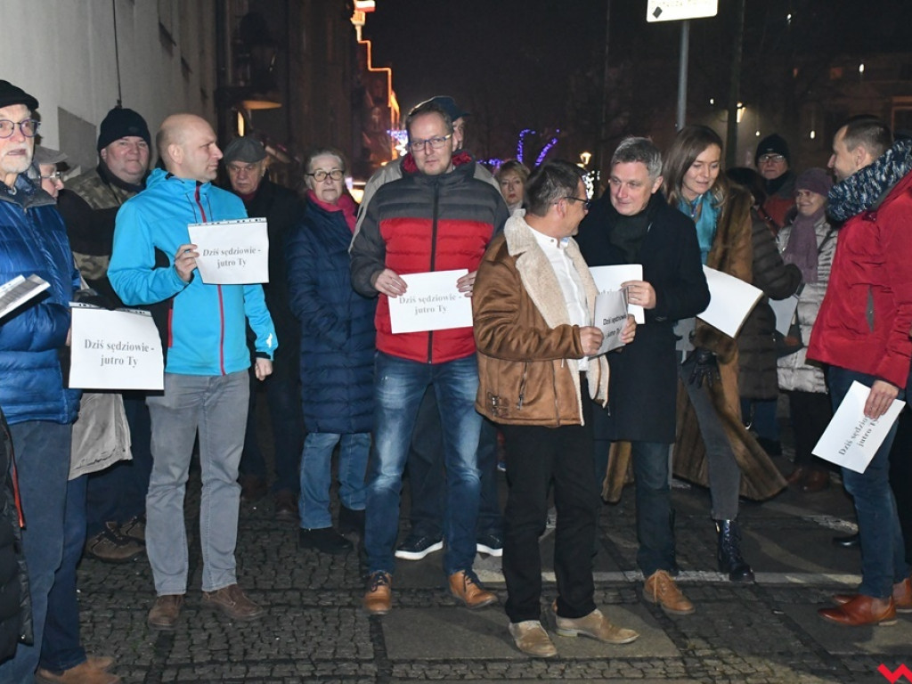 Tłum przed sądem we Wrześni. Obywatele protestowali w obronie sędziów