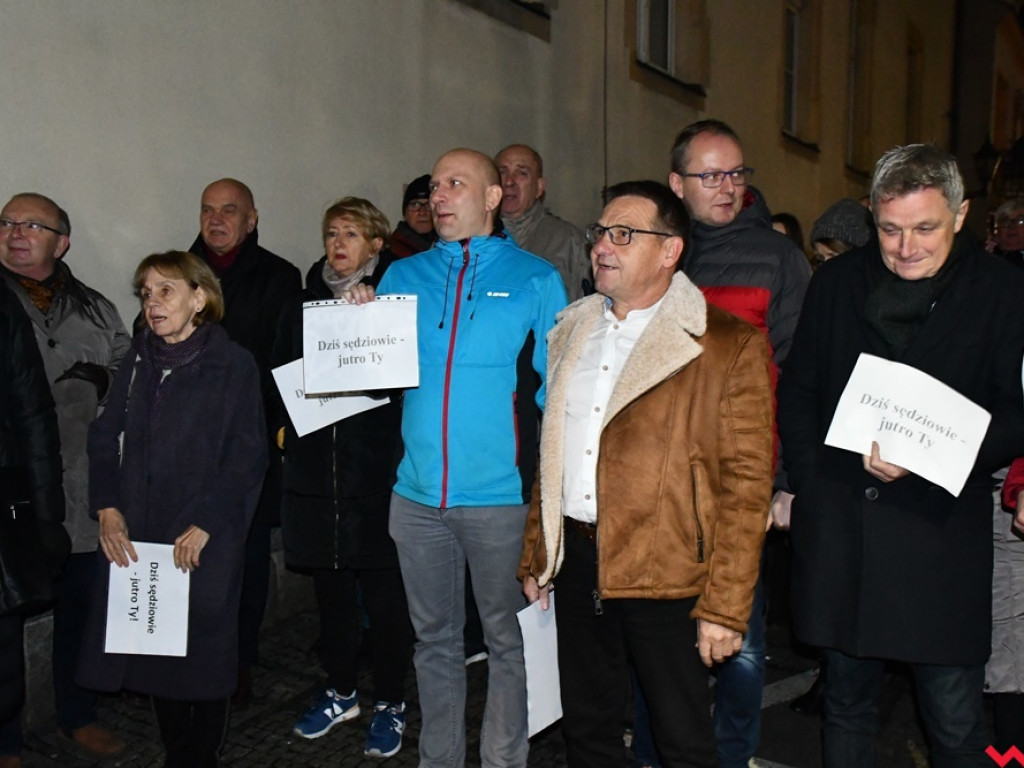 Tłum przed sądem we Wrześni. Obywatele protestowali w obronie sędziów