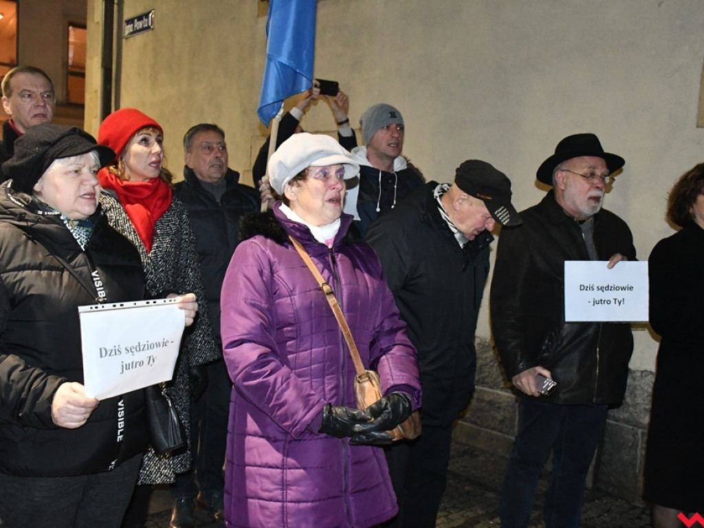 Tłum przed sądem we Wrześni. Obywatele protestowali w obronie sędziów