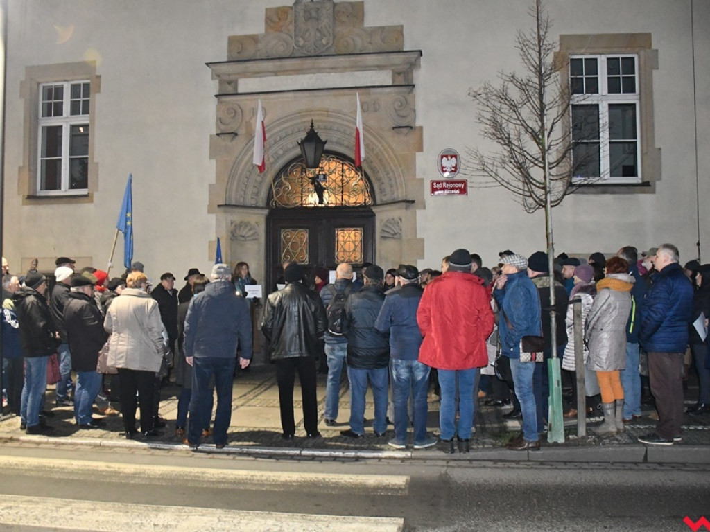 Tłum przed sądem we Wrześni. Obywatele protestowali w obronie sędziów