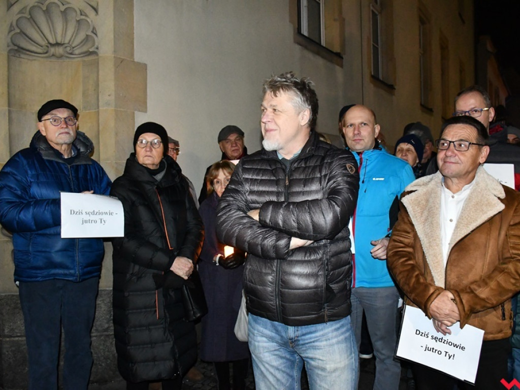Tłum przed sądem we Wrześni. Obywatele protestowali w obronie sędziów