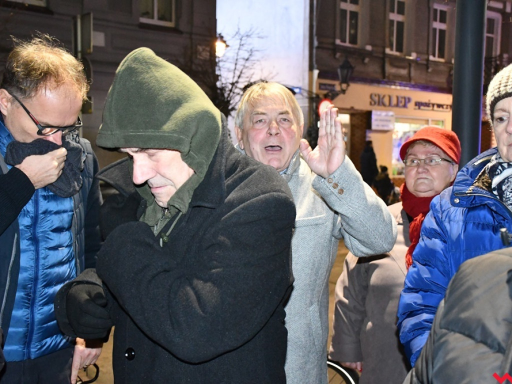 Tłum przed sądem we Wrześni. Obywatele protestowali w obronie sędziów