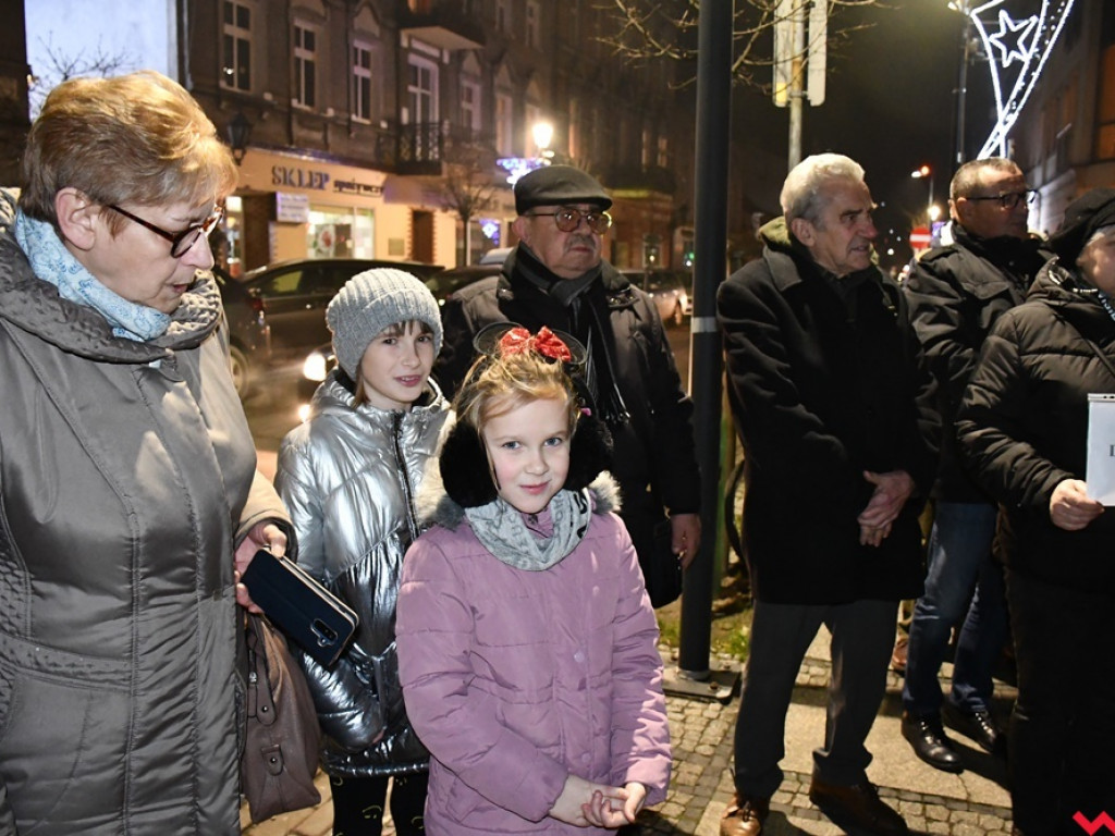 Tłum przed sądem we Wrześni. Obywatele protestowali w obronie sędziów