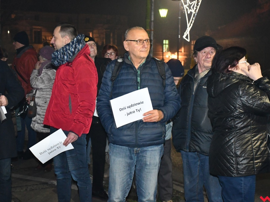Tłum przed sądem we Wrześni. Obywatele protestowali w obronie sędziów