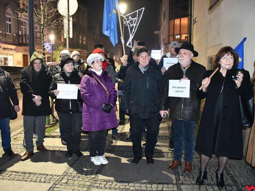 Tłum przed sądem we Wrześni. Obywatele protestowali w obronie sędziów