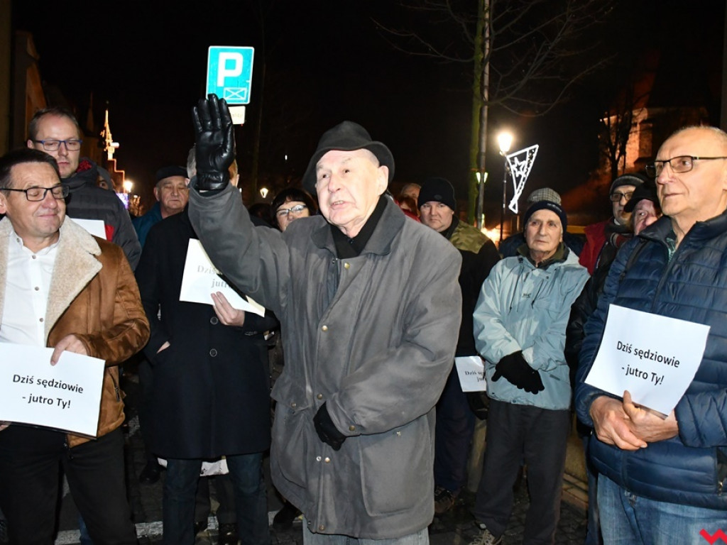 Tłum przed sądem we Wrześni. Obywatele protestowali w obronie sędziów