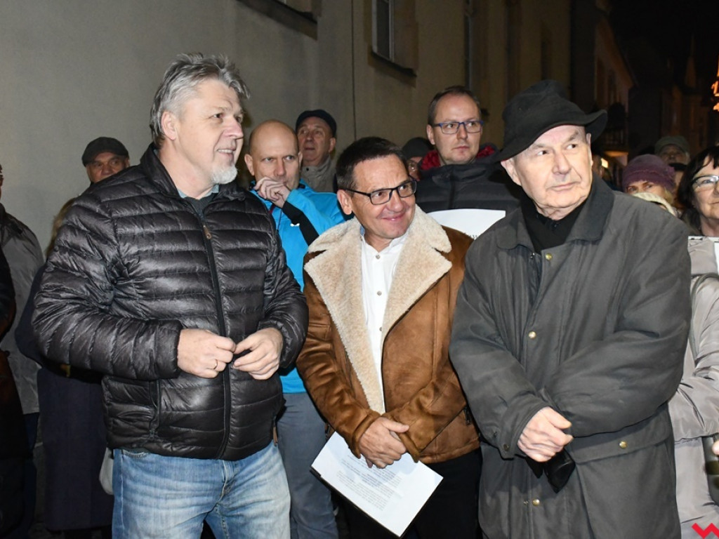 Tłum przed sądem we Wrześni. Obywatele protestowali w obronie sędziów
