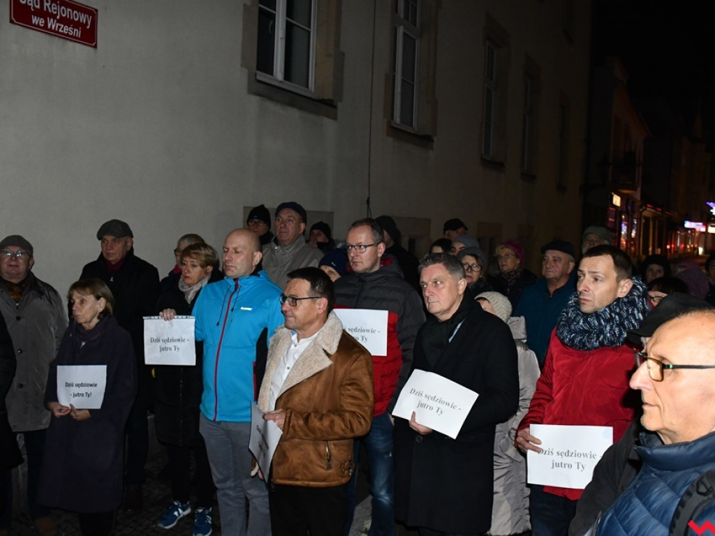 Tłum przed sądem we Wrześni. Obywatele protestowali w obronie sędziów