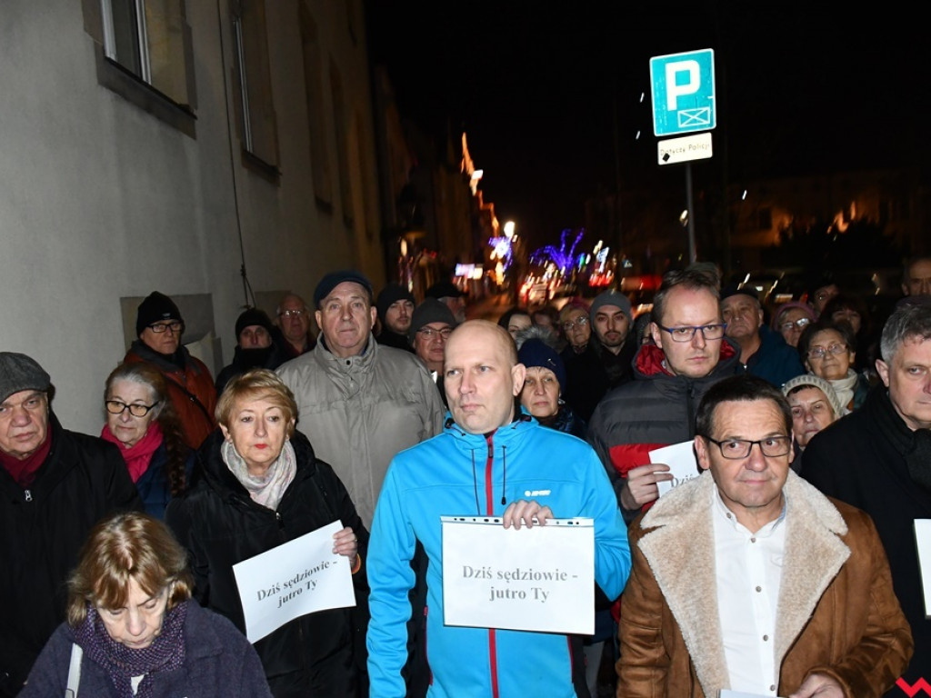 Tłum przed sądem we Wrześni. Obywatele protestowali w obronie sędziów