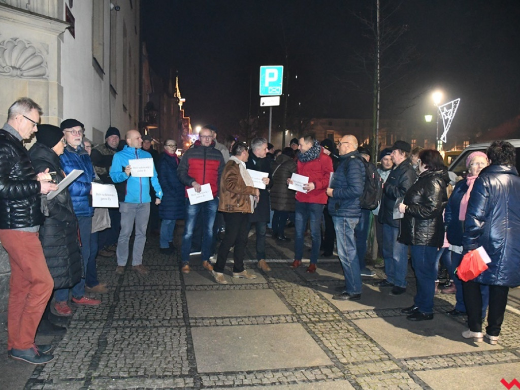 Tłum przed sądem we Wrześni. Obywatele protestowali w obronie sędziów