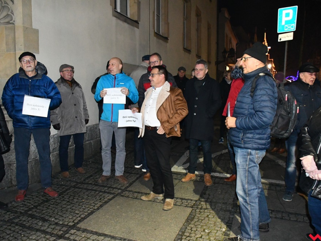 Tłum przed sądem we Wrześni. Obywatele protestowali w obronie sędziów