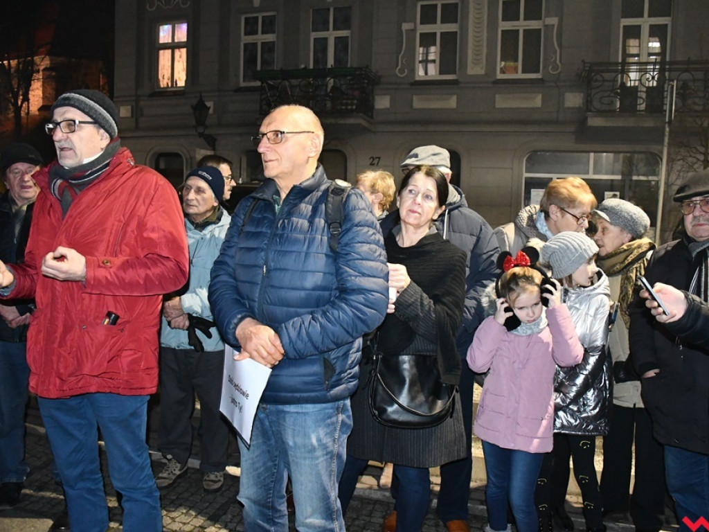 Tłum przed sądem we Wrześni. Obywatele protestowali w obronie sędziów