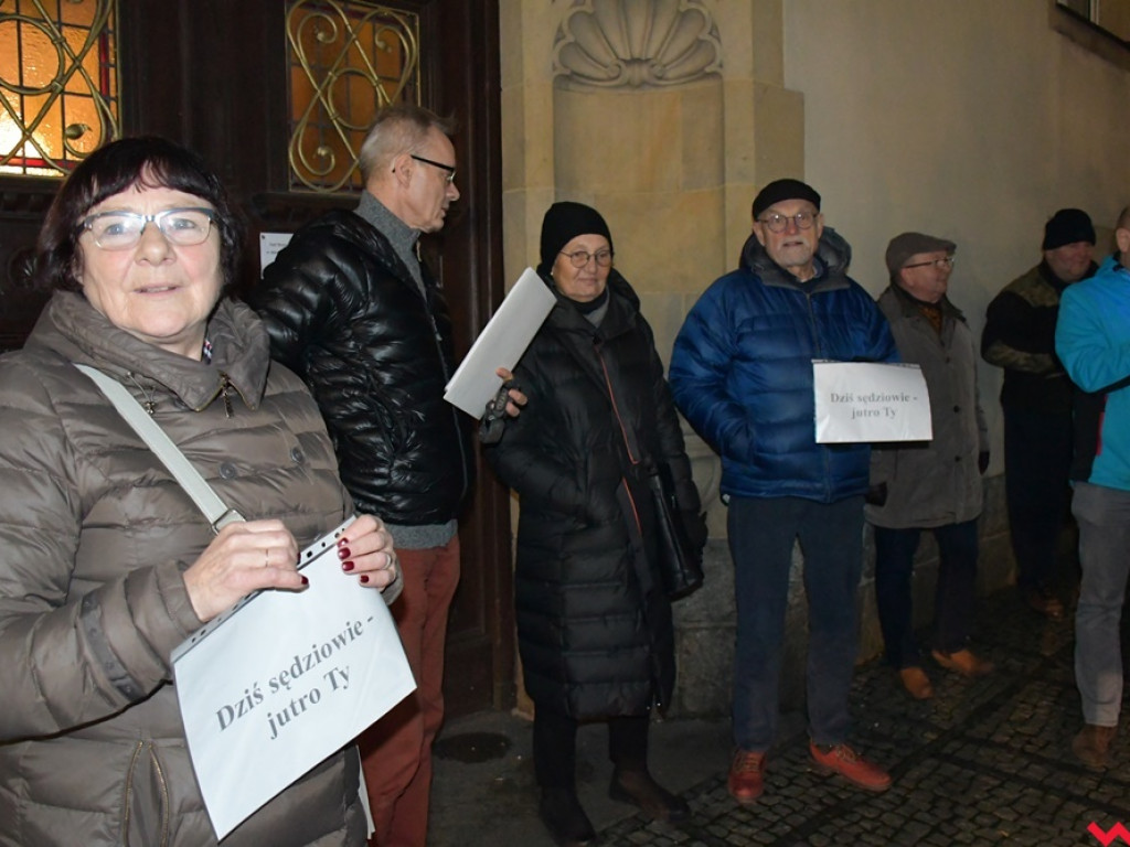 Tłum przed sądem we Wrześni. Obywatele protestowali w obronie sędziów